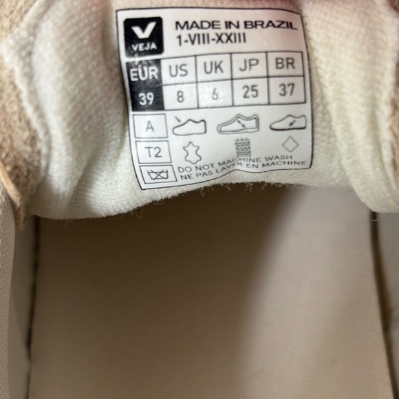 Veja V-90 Sneakers - Picture 8 of 9